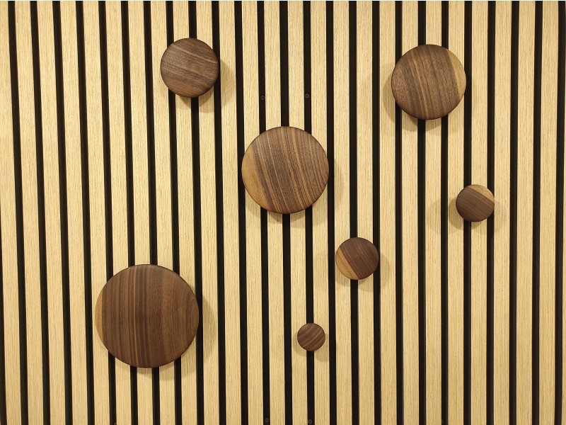 Leseni obešalniki za akustične panele - konveks