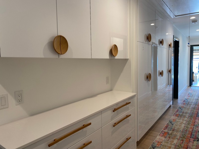 Lesen ročaj z robom