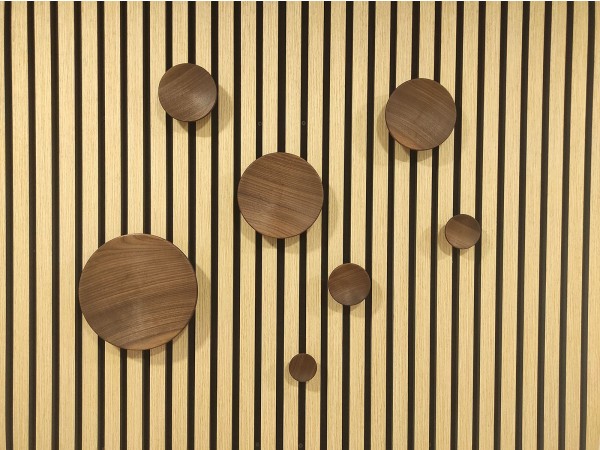 Leseni obešalniki za akustične panele