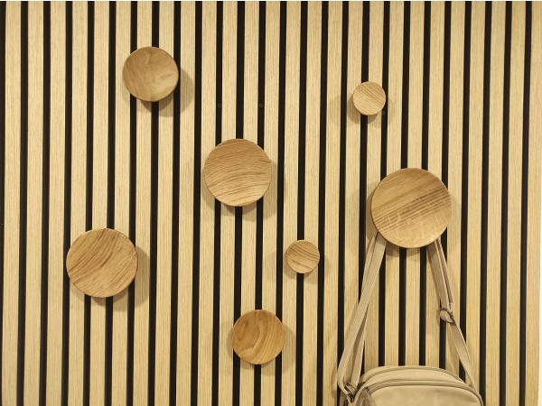 Leseni obešalniki za akustične panele