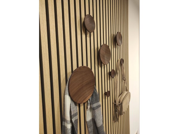 Leseni obešalniki za akustične panele